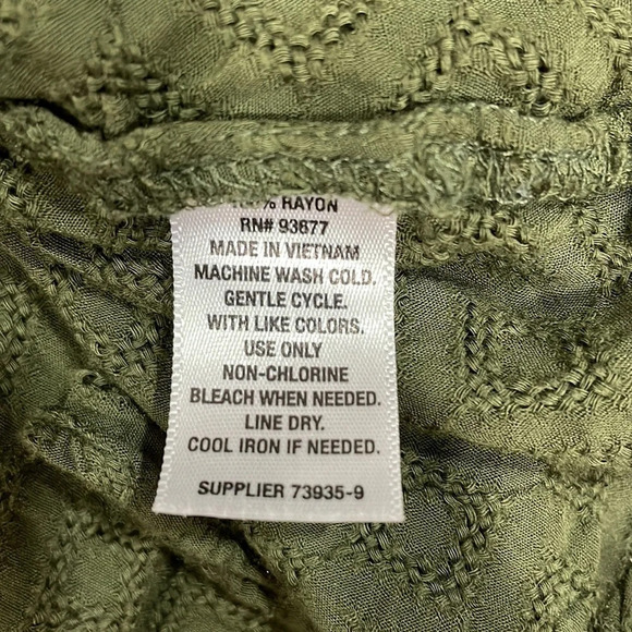 🌸 a.n.a. 3/4 sleeve ruffled v-neck green top L - Picture 11 of 12